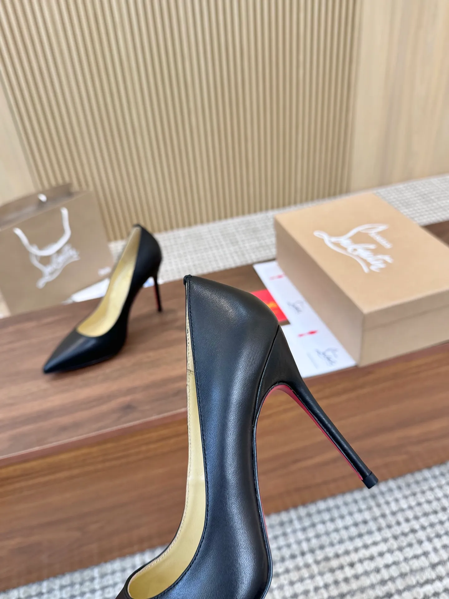 💕💕Factory direct selling price p440💕💕 Genuine leather sole +40 shipped all year round💝Christian Louboutin CL👠 "Imported cow patent leather💎Side hollow series" noble and luxurious, real blingbling👟👟 real materials, all customized by the pattern maker, and the materials are made of original customized materials to achieve the taste of the original 5 color options💍 Upper: Imported 👉cow patent leather💪 Lining: Sheepskin foot pad/lining Size: 34-40.41.42 Heel height: two options: 10.5cm and 8.5cm